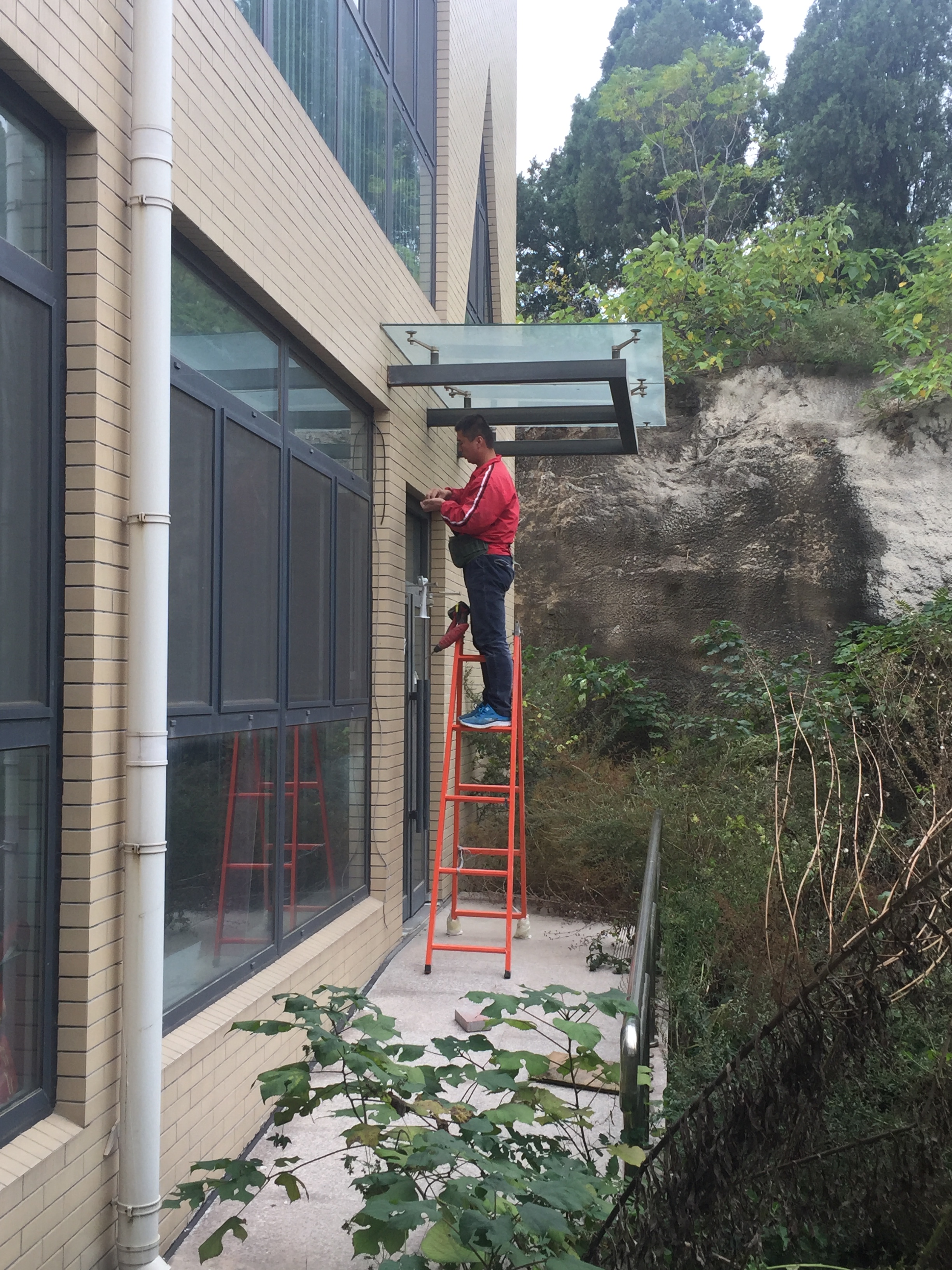 幼儿园监控设备安装即将完成